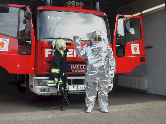 Ein Kamerad mit Wärmeschutzanzug